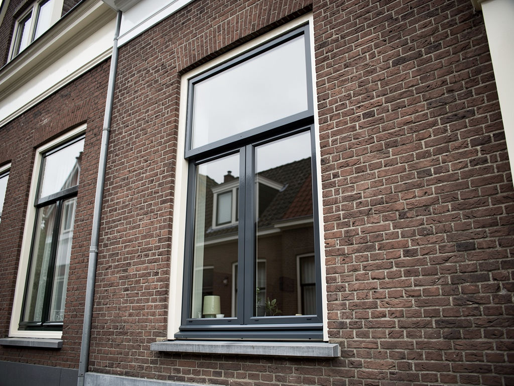 Voorgevel van een rijtjeswoning in Hoorn met antraciet kunststof kozijnen en voordeur