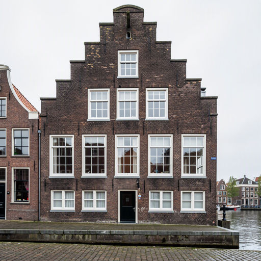 Monumentaal pand in Medemblik met witte kunststof kozijnen aan de voorgevel bij de haven