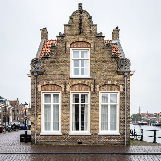 historisch pand aan de haven in Hoorn met witte kunststof kozijnen aan de voorgevel