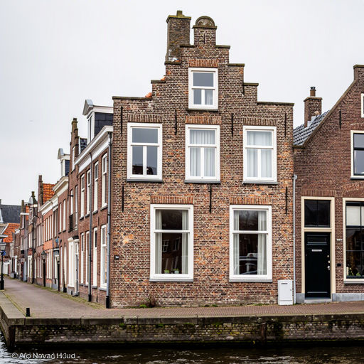 historisch pand aan de haven in Hoorn met witte kunststof kozijnen aan de voorgevel